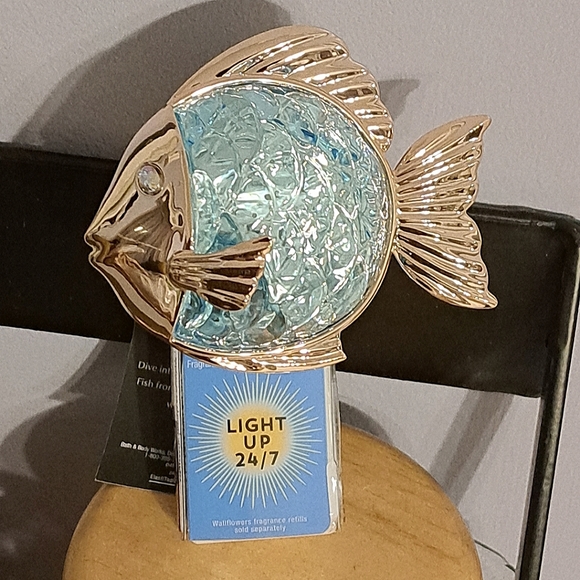 Bath & Body Works Other - Bath & Body Works Fiber Optic Fish 24/7 Glow Wallflower Fragrance Plug. NWT